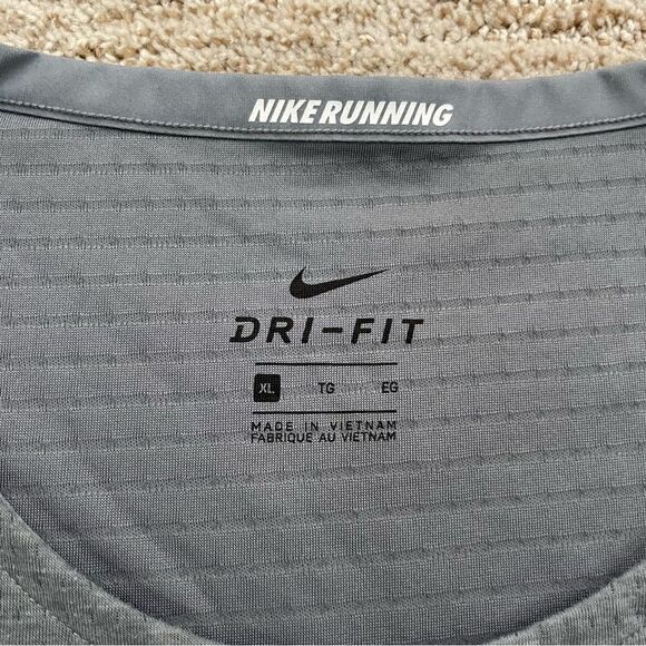 🏷️ 5 for $25 - NIKE Short Sleeve Tee - Picture 3 of 8